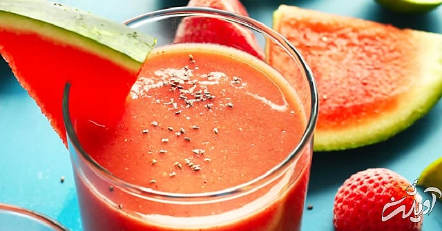 مراحل طرز تهیه اسموتی هندوانه و توت فرنگی با بستنی